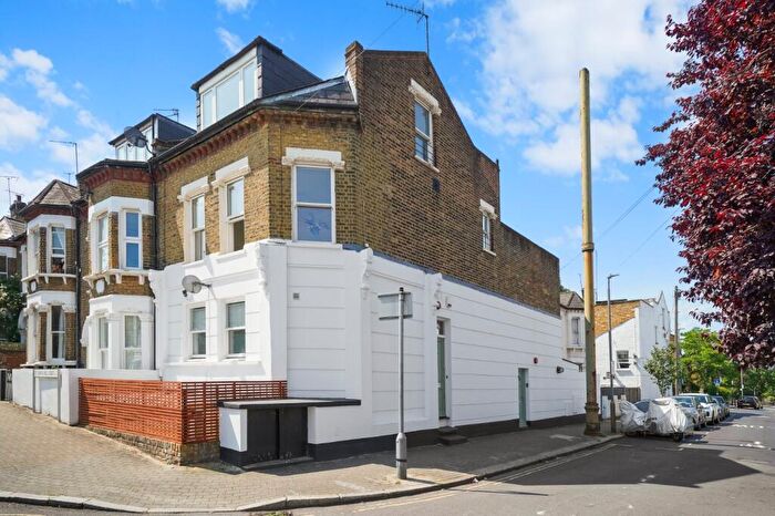 3 Bedroom Maisonette For Sale In St Johns Hill Grove, Battersea, SW11