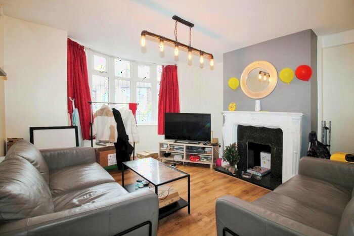 6 Bedroom Semi-Detached House To Rent In Greyshiels Avenue, Headingley, Leeds, LS6