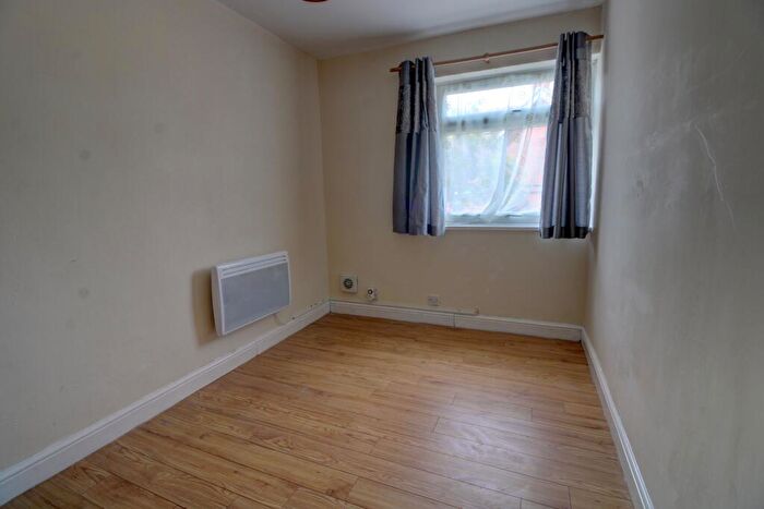 2 Bedroom Maisonette For Sale In Baron Court, Reading, RG30