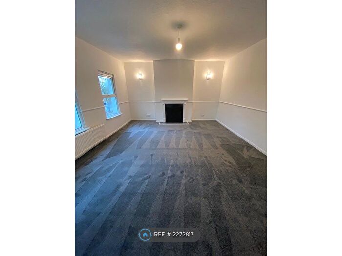 2 Bedroom Flat To Rent In Station Road, Harold Wood, Romford, RM3