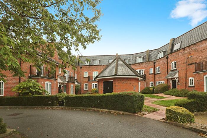 2 Bedroom Flat To Rent In Great North Road, Hatfield, AL9