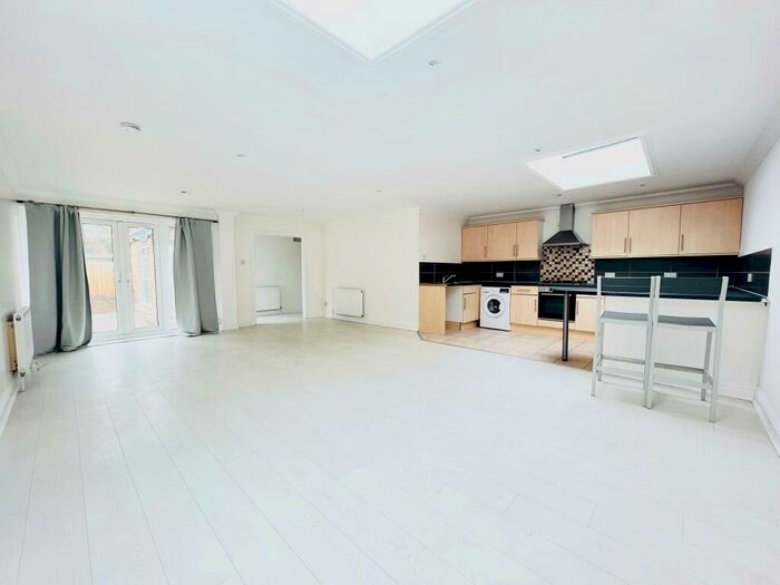 3 Bedroom Bungalow To Rent In Northwood Road, CR7