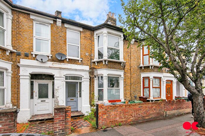 2 Bedroom Flat For Sale In Warren Road, Leyton, E10
