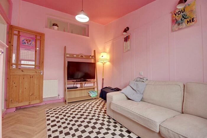 2 Bedroom Flat For Sale In Francis Avenue, Southsea, PO4
