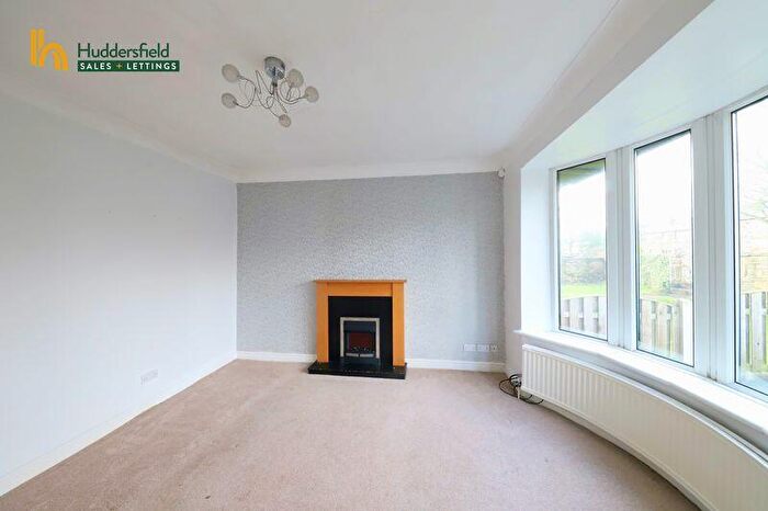 3 Bedroom Detached House To Rent In Tyersal Road, Bradford, BD4