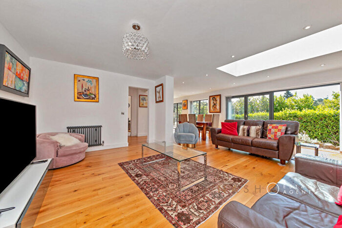 5 Bedroom Detached House For Sale In The Mount, Aspley Guise, MK17