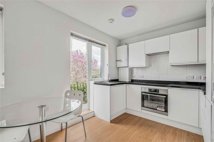 2 Bedroom Flat To Rent In Burstock Road, Putney, London, SW15
