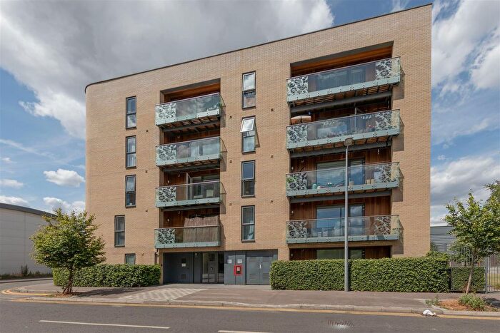 1 Bedroom Flat For Sale In Hickman Avenue, Highams Park, E4
