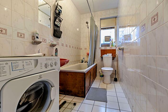 2 Bedroom Terraced House For Sale In Chesthunte Road, London, N17