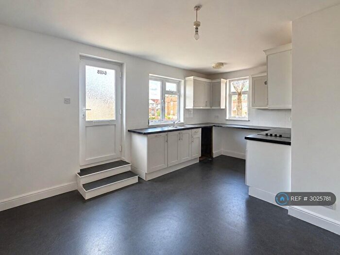 3 Bedroom Maisonette To Rent In Chigwell Road, Woodford Green, IG8