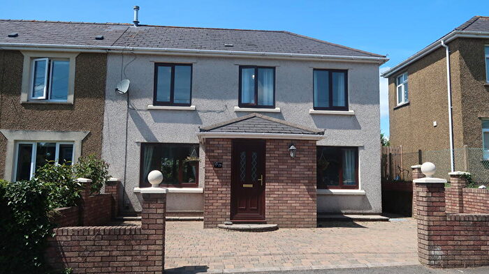 3 Bedroom Semi-Detached House For Sale In Cefn Fforest Avenue, Blackwood, NP12