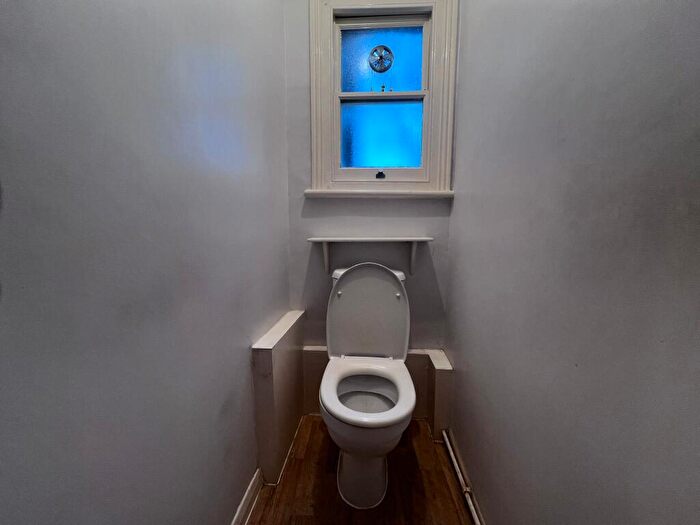 1 Bedroom Flat For Sale In First Floor Flat, Grayshott Road, Battersea, London, SW11