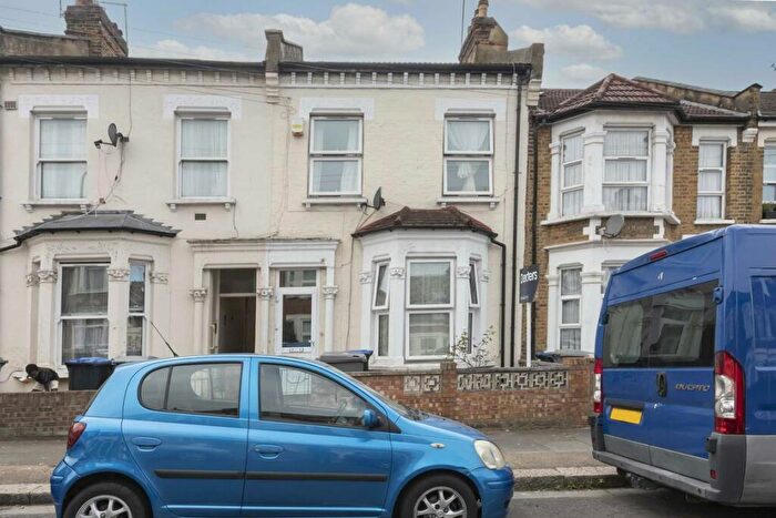 4 Bedroom House To Rent In Beaconsfield Road, Willesden, NW10