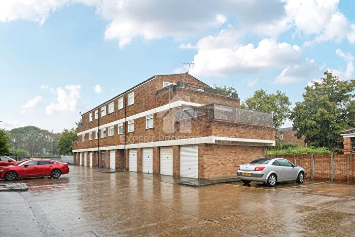 3 Bedroom Flat For Sale In Gordons, Pitsea, SS13