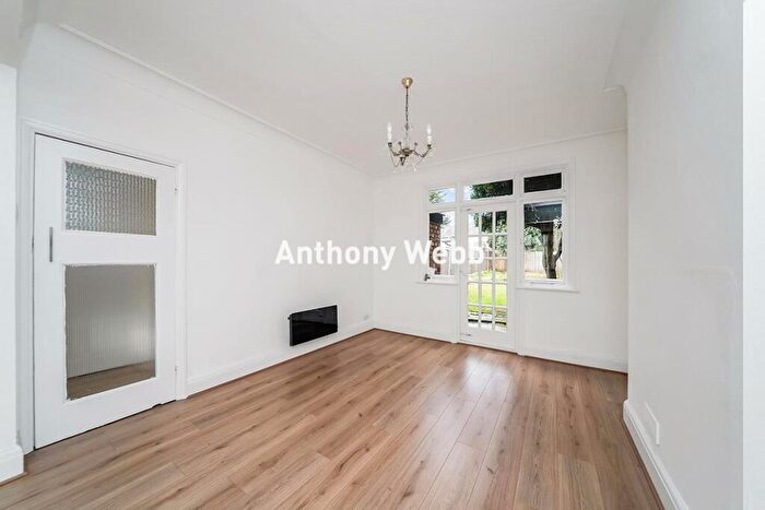 3 Bedroom Terraced House For Sale In North Circular Road, Palmers Green, N13