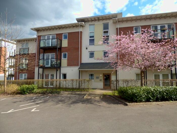 2 Bedroom Flat To Rent In Leatherhead, KT22