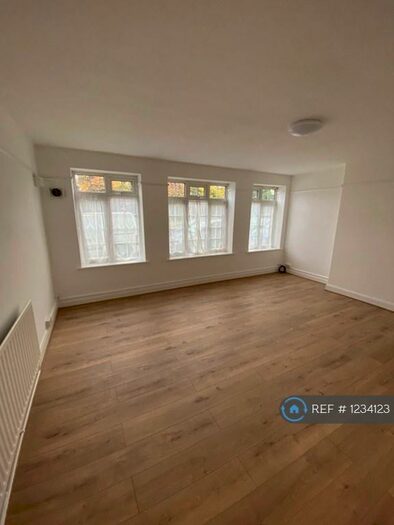 2 Bedroom Flat To Rent In Tabor Court, Cheam, Sutton, SM3