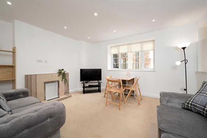 2 Bedroom Flat To Rent In Warwick Lodge, London, NW2