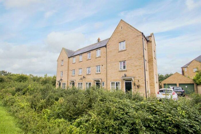 4 Bedroom End Of Terrace House To Rent In Longmeadow Drive, Wilstead, Bedfordshire, MK45