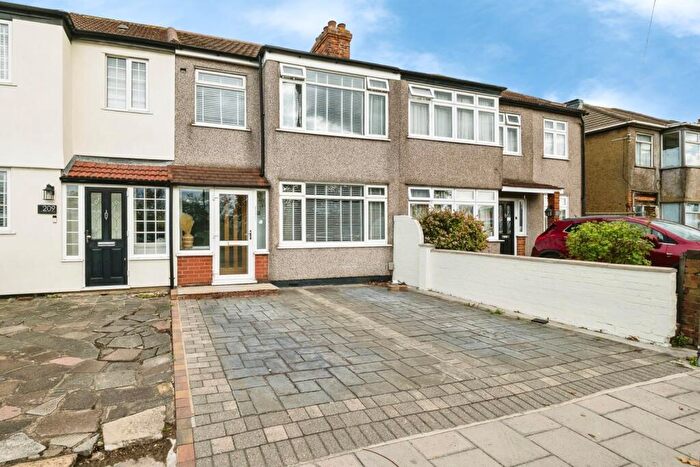 3 Bedroom Terraced House For Sale In Upper Rainham Road, Hornchurch, RM12