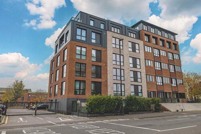2 Bedroom Apartment For Sale In Bath Road, Slough, SL1
