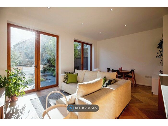 2 Bedroom Flat To Rent In Grove Park, London, SE5