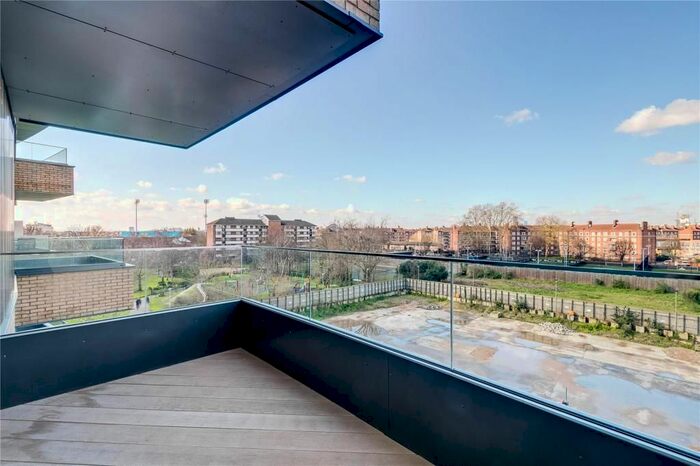 2 Bedroom Flat To Rent In Wood Crescent, London, W12