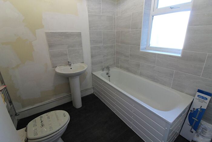 2 Bedroom Flat To Rent In Charlemont Road, London, E6