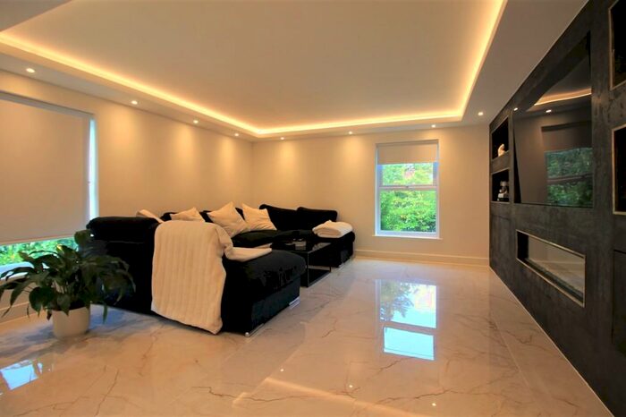 2 Bedroom Apartment To Rent In Old Park Road, Enfield, EN2