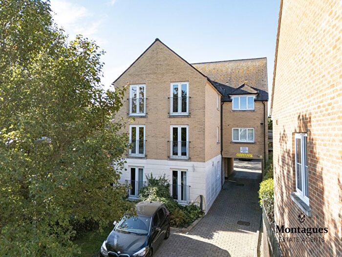 2 Bedroom Flat For Sale In Station Approach, Theydon Bois, CM16