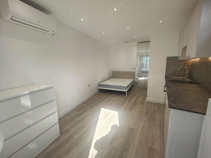 Flat To Rent In Elmcroft Crescent, Brent Cross, NW11