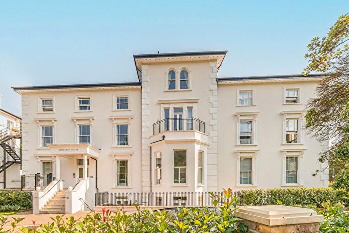 2 Bedroom Flat For Sale In Oak Hill, Surbiton, KT6