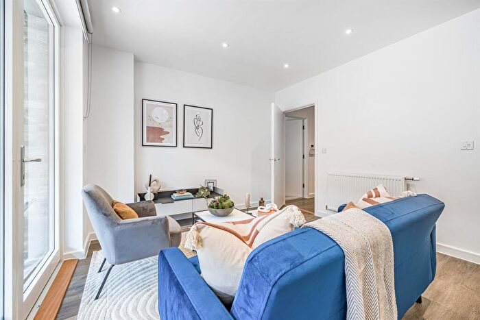 1 Bedroom Apartment To Rent In Bed, Nd Floor, Crimson Court In Elements, EN3