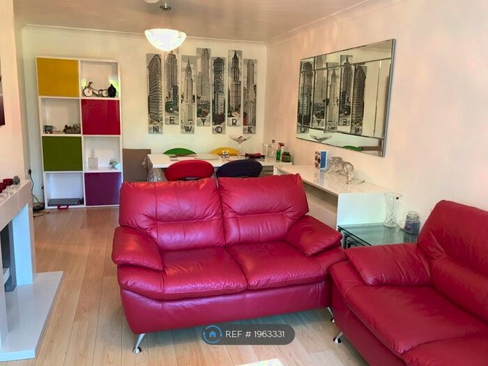 2 Bedroom Flat To Rent In Braconhyrst, Harrow On The Hill, HA1