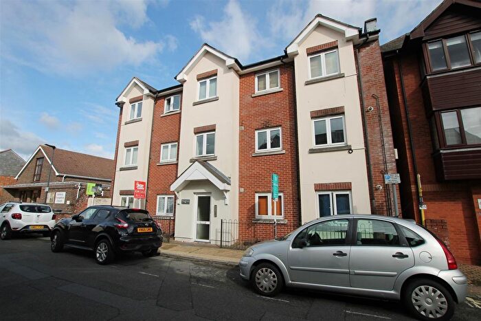 1 Bedroom Flat To Rent In Union Street, Newport, PO30