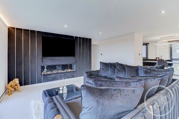 3 Bedroom Apartment To Rent In Lake View Court, Leeds, LS8