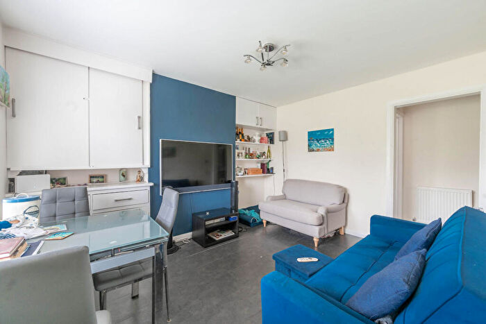 1 Bedroom Flat For Sale In Clifton Road, Kingsbury, Harrow, HA3