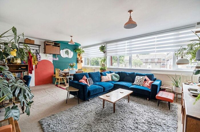 3 Bedroom Flat For Sale In Kingston Road, Epsom, KT17