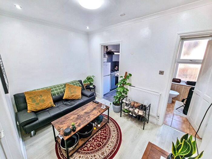 2 Bedroom Flat To Rent In Frith Road, Leytonstone, E11