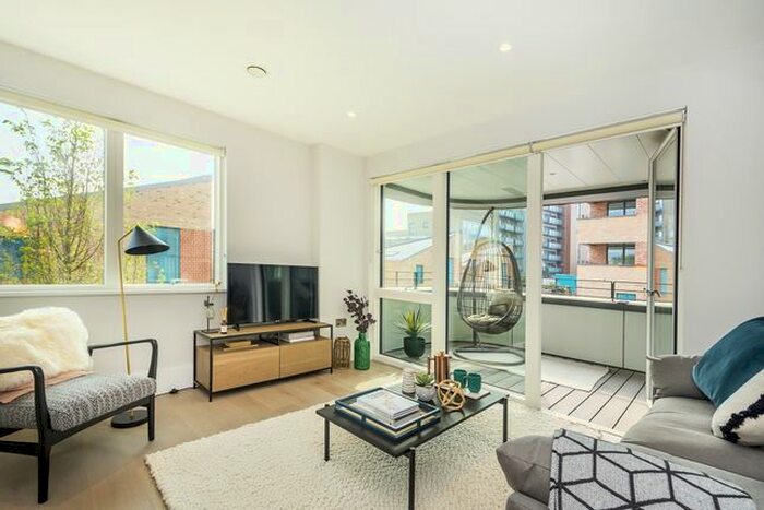 2 Bedroom Flat To Rent In North Drive, Hounslow TW3