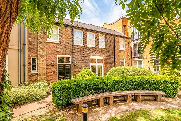 3 Bedroom Flat For Sale In Twickenham Road, Old Isleworth, TW7