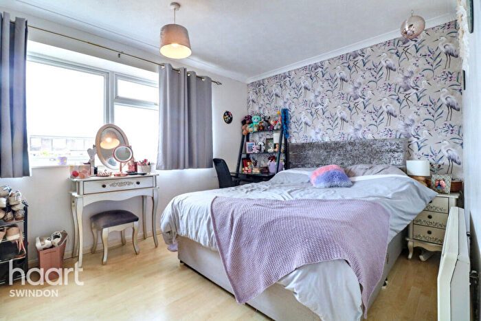 2 Bedroom Maisonette For Sale In Trent Road, Swindon, SN25