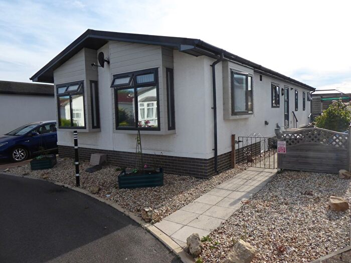 2 Bedroom Mobile/park Home For Sale In Lechlade Court, Faringdon Road, Lechlade, GL7