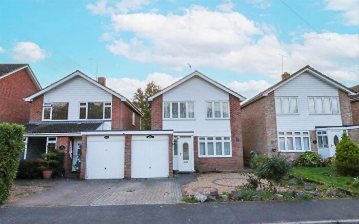 3 Bedroom Link Detached House For Sale In Cavendish Road, Church Crookham, Fleet, GU52