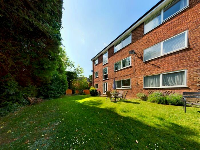 2 Bedroom Flat To Rent In Riverside Close, Kings Langley, Hertfordshire, WD4