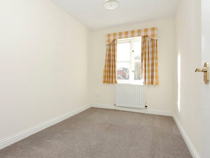 2 Bedroom Flat For Sale In Cardinal Mews, Vestry Close, Andover, Hampshire, SP10