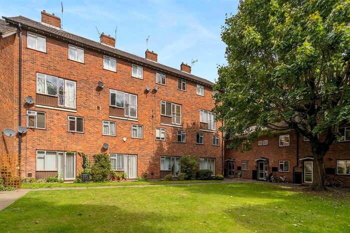2 Bedroom Flat To Rent In Buxton Drive, London, E11