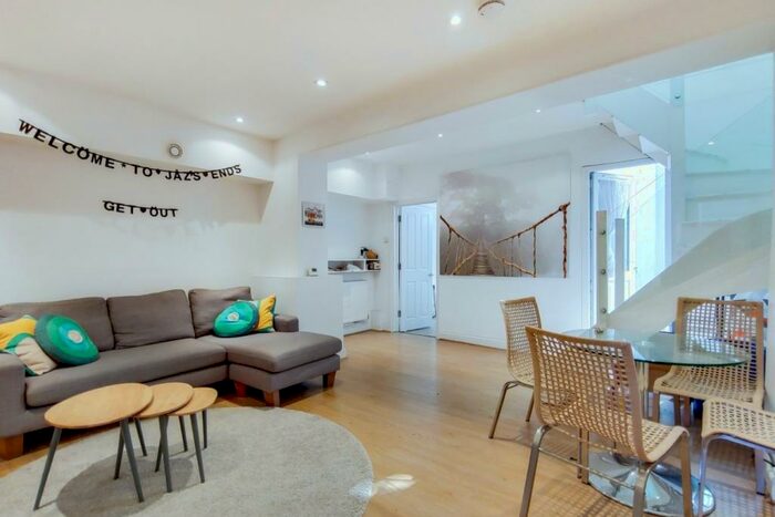 3 Bedroom Apartment To Rent In Junction Road, London, N19