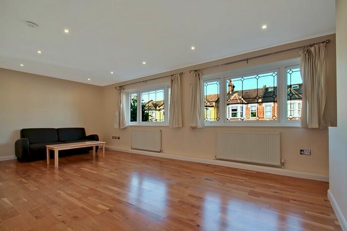 2 Bedroom Flat For Sale In Lincoln Road, East Finchley, N2