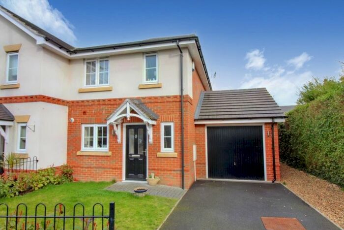 3 Bedroom Semi-Detached House To Rent In Farnborough, Hants, GU14